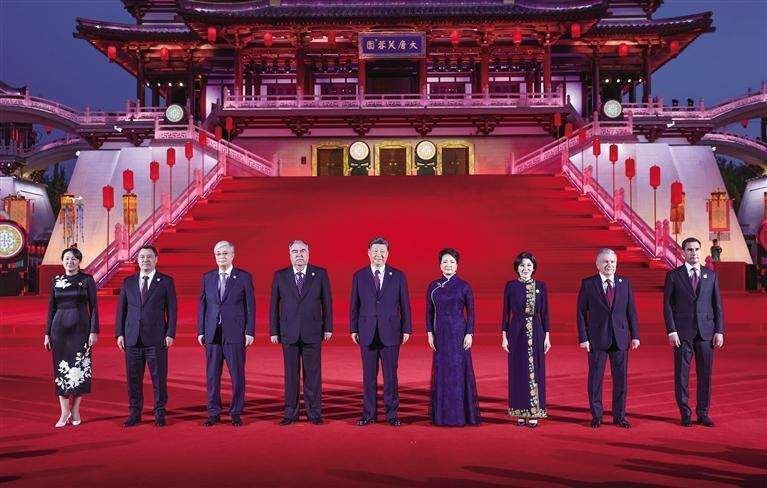 习近平和彭丽媛为出席中国－中亚峰会的 中亚国家元首夫妇举行欢迎仪式和欢迎宴会