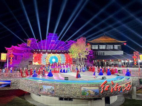 庄严神圣的祭祀仪式,欢快热情的敬酒歌,神秘动情的哭嫁,婉转动听的汉戏新韵,欢乐团圆的摆手舞……11月7日,“神秘湘西· 遇见永顺”第三届湘西州旅游发展大会——2024年土家族舍巴节在老司城旅游度假区举行,土家儿女们身着节日盛装,载歌载舞,给观众带来了一场具有浓郁民族特色的土家文化盛典。土家族舍巴节是以缅怀祖德、庆丰祈福为愿景的一种历史悠久、风格独特的民族节庆活动,它涵盖了土家摆手、茅古斯、梯玛歌、摆手歌、神话、传说、音乐、舞蹈及土家织锦、民间戏剧等一系列原生态文化活动,是土家族非物质文化遗产赖以薪火相传的综合载体。文/团结报全媒体记者 伍珊珊 本组图片由团结报全媒体记者 杨贤清 团结报见习记者 胡承鼎 摄影报道