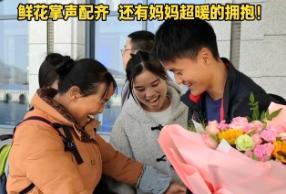 湘西健儿在全国残特奥会上斩获4金1银，今天载誉归来！鲜花掌声配齐，还有妈妈超暖的拥抱！