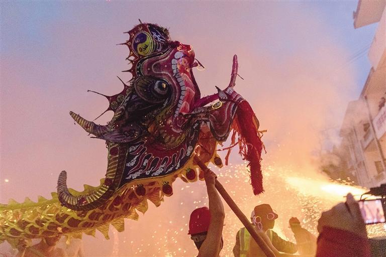 睛点湘西丨炽热沸腾的钢火烧龙