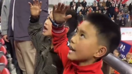 “湘BA”湘西赛区开赛国歌奏响，两位小男孩立正、敬礼、大声唱国歌，爱国，在“10后”身上具象化了！