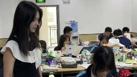 00后老师的第一届学生参加高考，师生相互见证青春成长，共赴人生关键一站