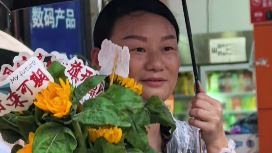 大雨不及爱意澎湃！高考首日，家长们冒雨在考场外等候，愿少年们不负韶华，旗开得胜！