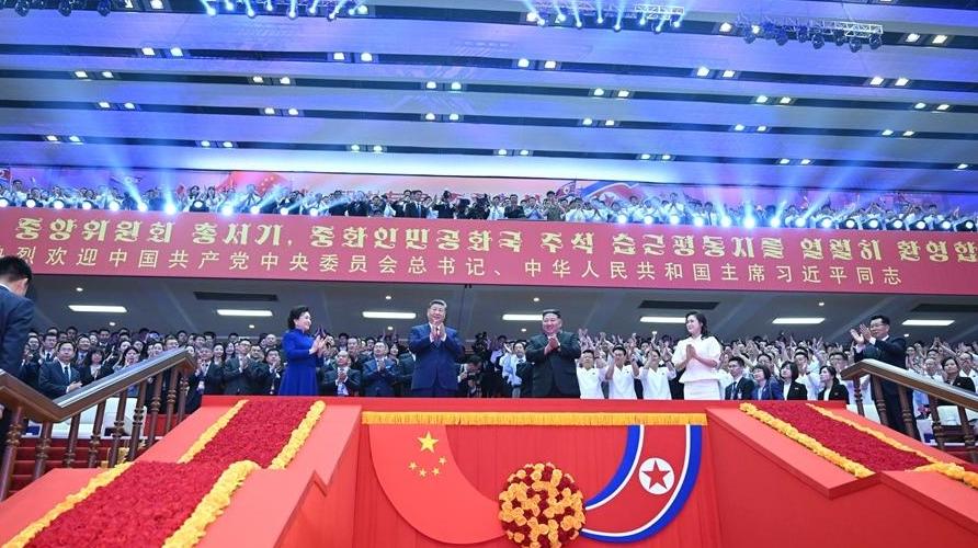 习近平和彭丽媛观看朝鲜专场文艺演出