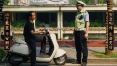 出来骑车，头盔总要戴的嘛……湘西交警叔叔整活啦！无间道氛围感交通安全宣传片上线！