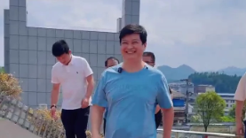 康巴赫周和平到访湘西！看望毛沟小学全国亚军足球小将