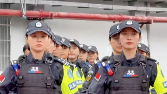 湘超最美主场上新！绿茵赛场，女子护航队又美又飒