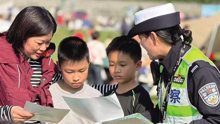 守护在路上，警徽下的温情与担当