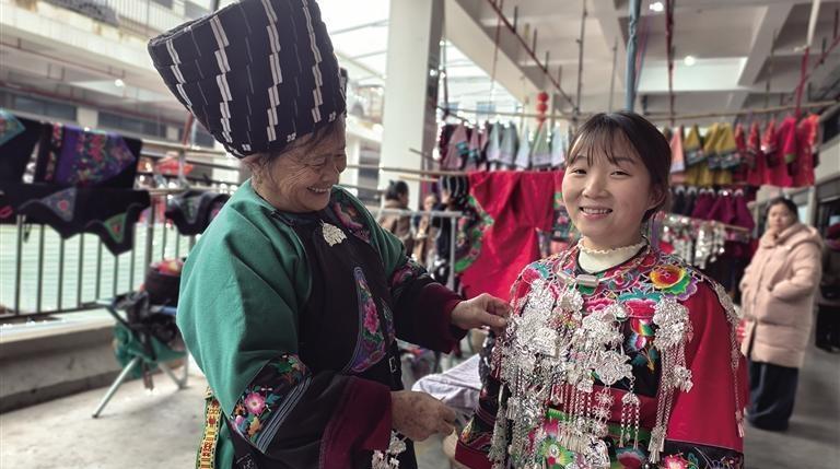 集市年味浓 喜事迎新春