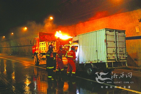 
杭州绕城高速一货车撞上龙门架致1死1伤